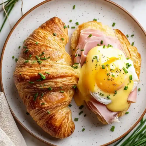 croissant eggs benedict