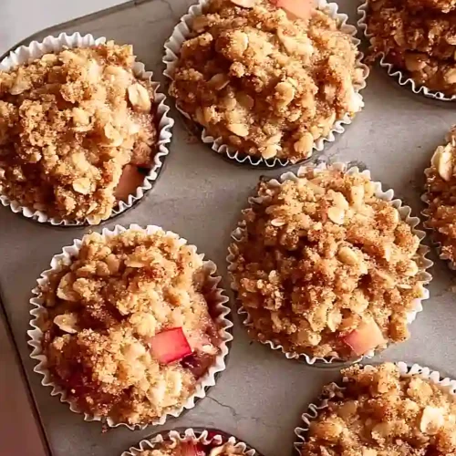 rhubarb crisp muffins